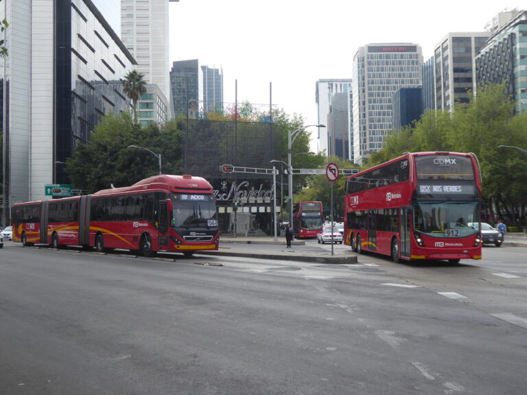 Metrobús cerrará estaciones por desfile navideño