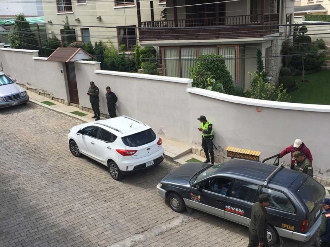 Policías y Militares rodean Embajada de México en Bolivia