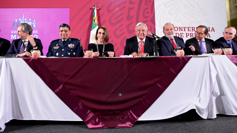 María Aramburuzabala considerada la mujer más rica de México, junto al presidente López Obrador y otros empresarios.