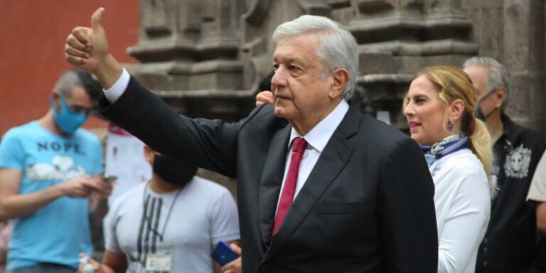 AMLO acusa a la SCJN de ponerse por encima del Legislativo.