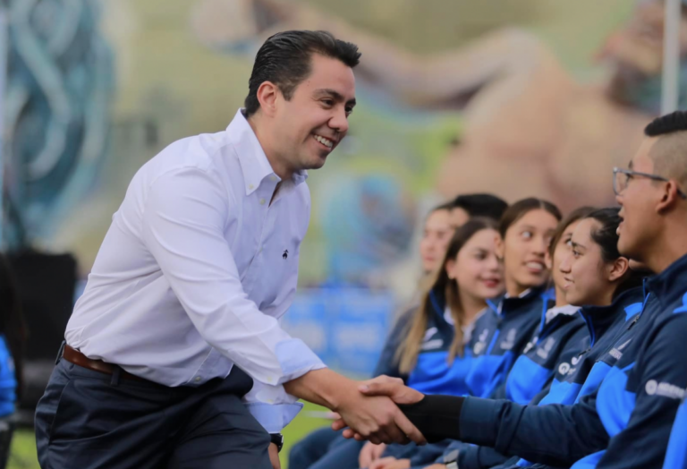 A FeliFer Macías Olvera le gusta conocer los problemas de los queretanos de primera mano, para saber cómo poder ayudarlos.