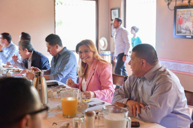 La Gobernadora Maru Campos se reunió con alcaldes de municipios serranos en Cerocahui