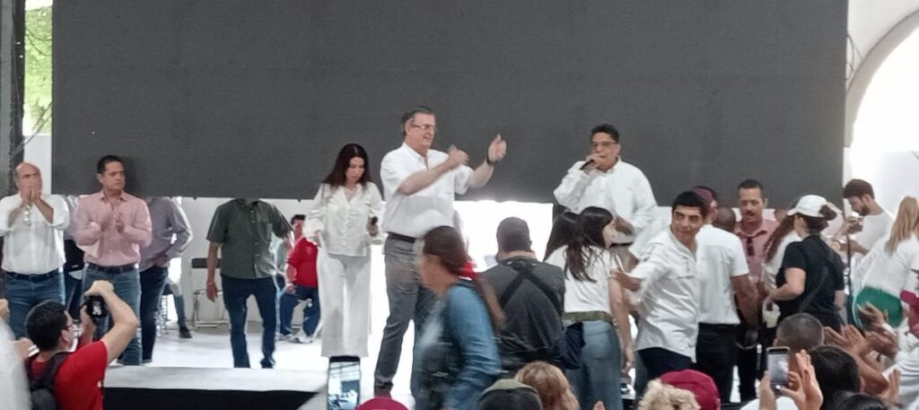 Detectan cuentas de Facebook que atacan a Ebrard y Adán