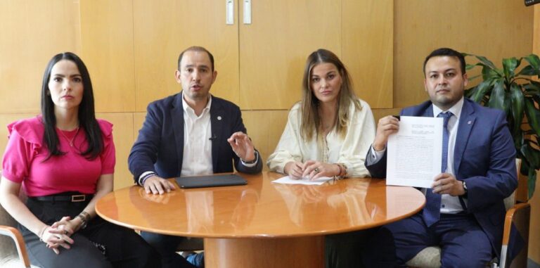 Denuncian a AMLO por persecución política de aspirantes del Frente Amplio por México