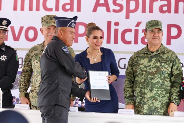 Fotografía de la Gobernadora Evelyn Salgado Pineda entregando un título a un agente graduado de la Universidad Policial