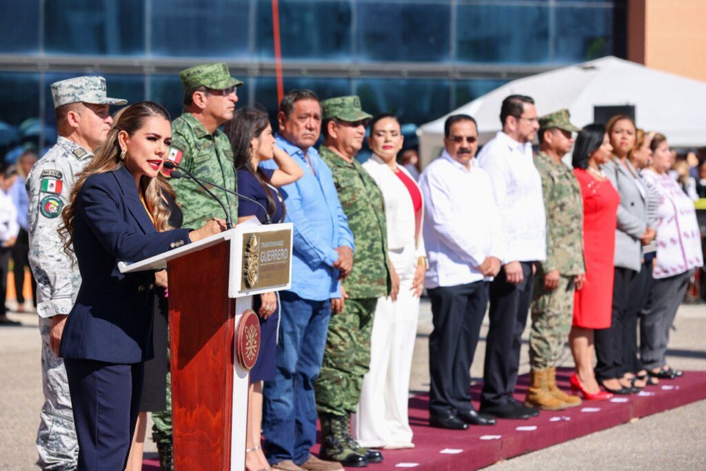 Evelyn Salgado Pineda durante ceremonia cívica mensual