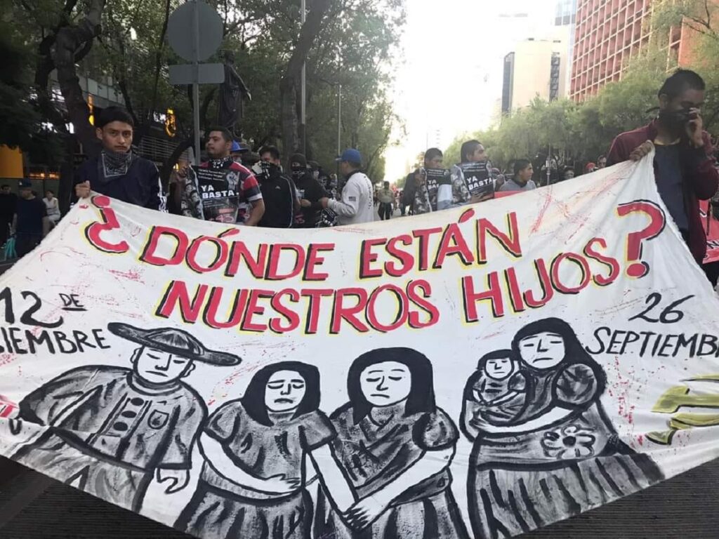 Familiares de normalistas piden al gobierno 806 documentos; Ejército sólo entrega 5
