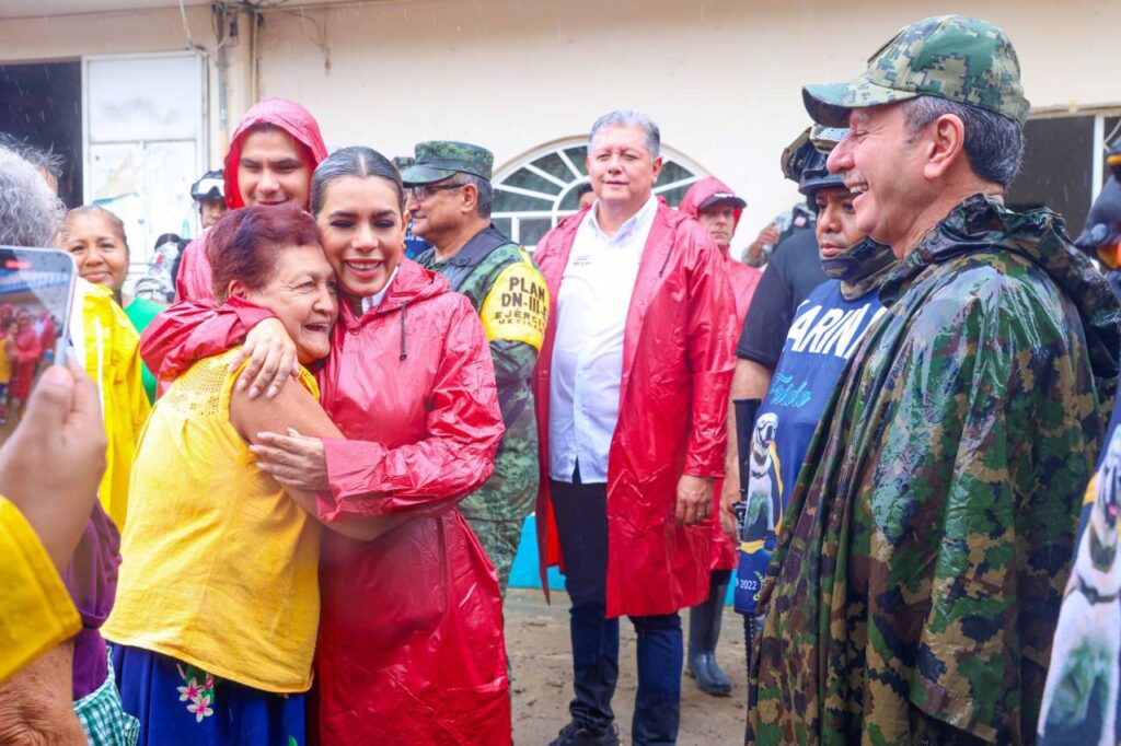Pareja de la tercera edad fue rescatada después de estar atrapada en el río de Tecpan de Galeana
