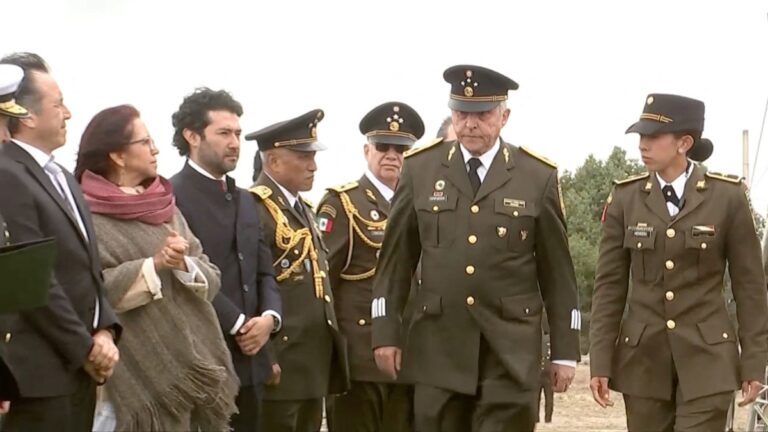 AMLO defiende Salvador Cienfuegos de condecoración y de Ayotzinapa