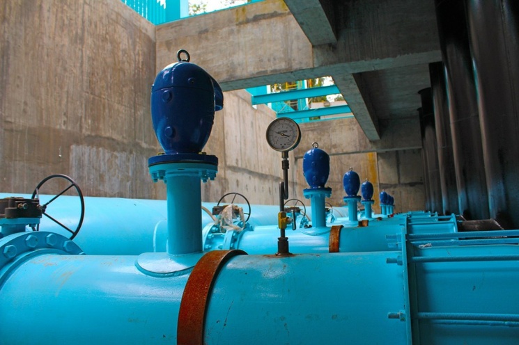 A propósito de una versión que sugería que supuestamente el Sistema de Aguas de la Ciudad de México (SACMEX) habría realizado la manipulación de válvulas de la red de agua potable en la colonia San Ángel Inn en la Alcaldía Álvaro Obregón, el Organismo aclaró que actualmente no lleva a cabo trabajos en la zona. De la misma forma, información procedente de la Dirección de Agua Potable del SACMEX desmintió la versión e informó que, quienes solicitaron apoyo a la dependencia capitalina para llevar a cabio labores de mantenimiento en la red hidráulica de dicha colonia fueron autoridades locales. En un comunicado emitido por el Organismo se especificó que el titular de la Jefatura de Unidad Departamental de Operación Hidráulica de Álvaro Obregón solicitó a la Subdirección de Agua Potable Poniente del SACMEX la interrupción de la operación en el pozo San Ángel Inn para efectuar la sustitución de una de válvula de compuerta en la calle Cabrío. De modo que, el Sistema de Aguas capitalino no realizó, ni realiza actualmente ningún trabajo en la colonia San Ángel Inn, lo que por ende se traduce en que tampoco ha llevado a cabo la apertura o cierre de válvulas de ningún pozo para labores efectuadas por su personal operativo. Al respecto, el SACMEX pidió a la ciudadanía evitar información procedente de fuentes no oficiales, e invitó a los capitalinos a consultar la página de internet de la institución https://www.sacmex.cdmx.gob.mx/ o las redes sociales: @SacmexCDMX en X (antes Twitter) y Sistema de Aguas de la Ciudad de México en Facebook para corroborar cualquier dato referente al servicio del vital líquido en la ciudad.