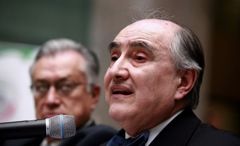 El analista político Alfredo Jalife-Rahme se encuentra actualmente bajo arresto, enfrentando cargos de difamación presentados por Tatiana Clouthier.