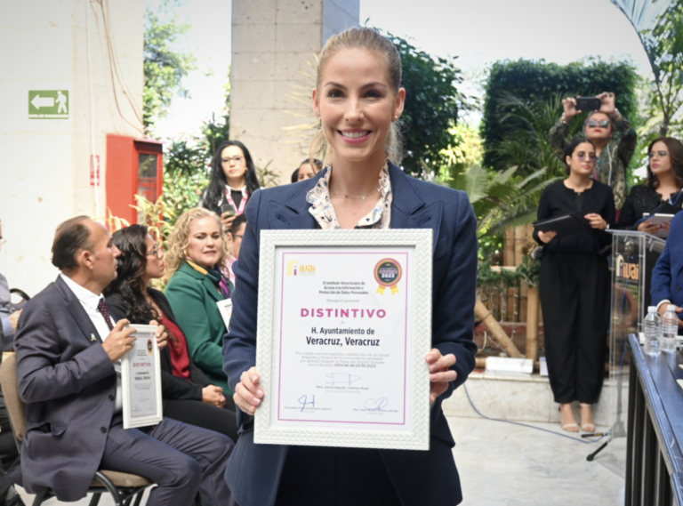 En el Congreso del Estado le fue entregado el distintivo a Patricia Lobeira.