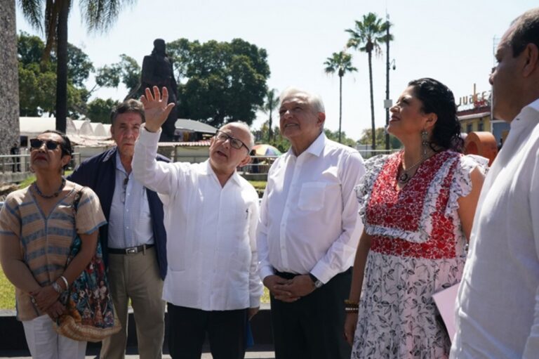 AMLO defiende a Cuauhtémoc Blanco de rechifla y abucheos