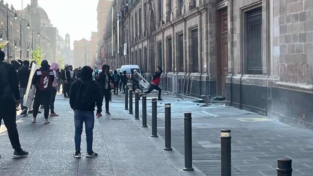Normalistas de Ayotzinapa derriban acceso a Palacio Nacional