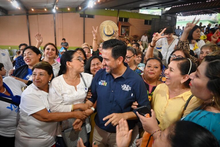 Yunes Márquez expone propuestas en Foro Juvenil Universitario