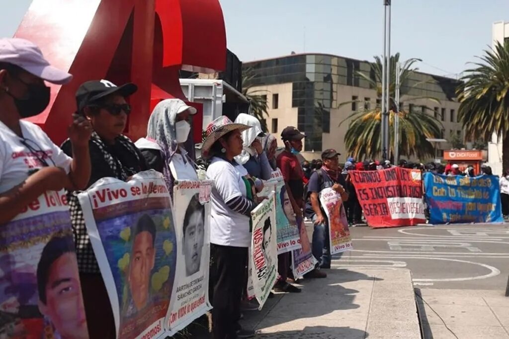 AMLO amaga con abrir nuevos expedientes sobre caso Ayotzinapa