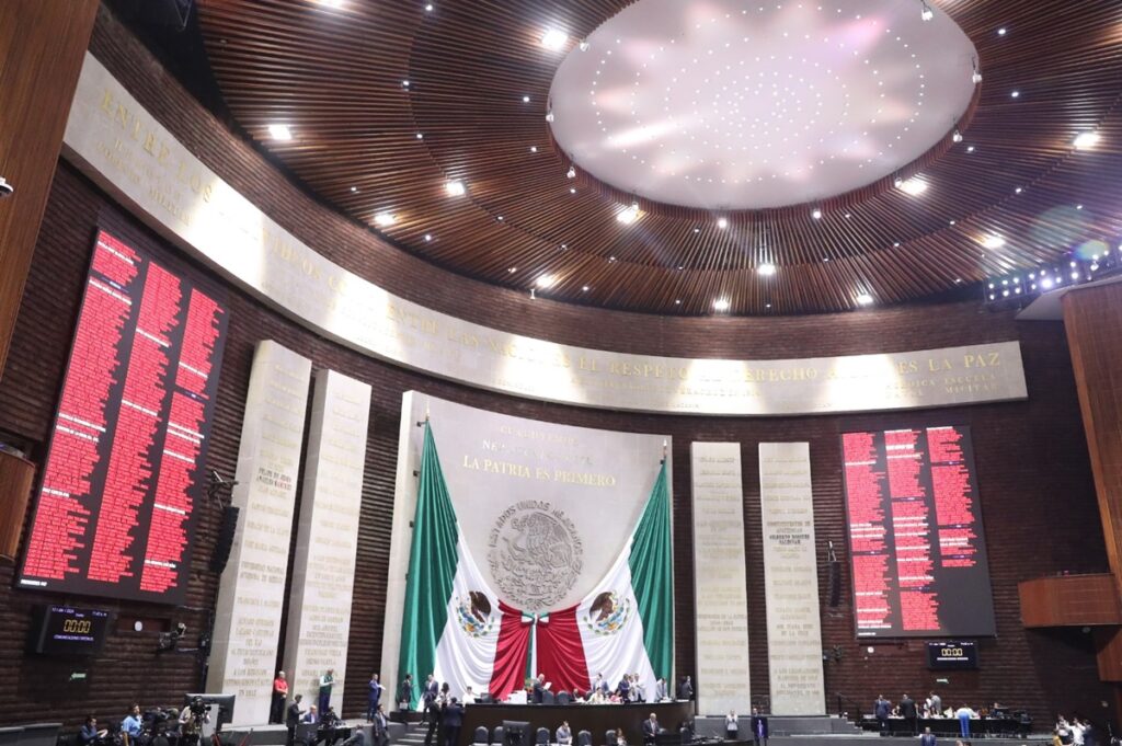 Morenistas se echan la bolita en error en el dictamen de pensiones