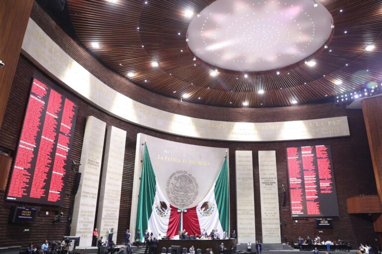 Morenistas se echan la bolita en error en el dictamen de pensiones