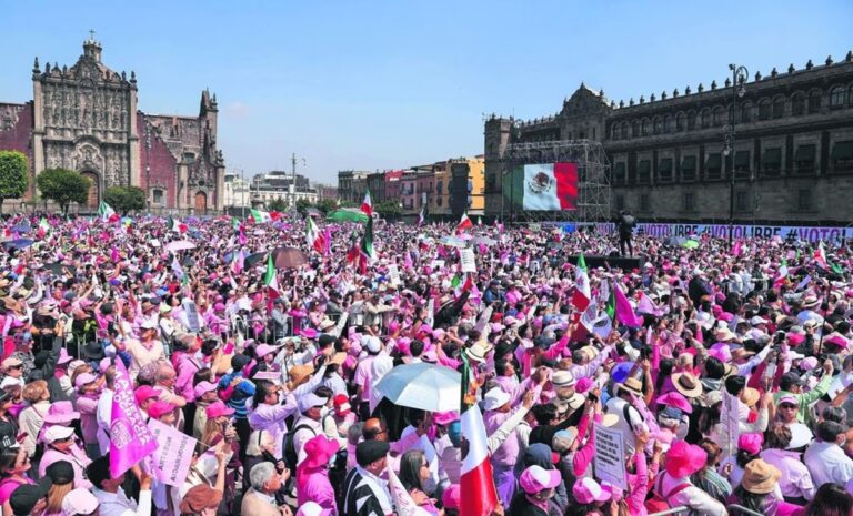 Bandera de México no se izará durante la marcha marea rosa, advierte AMLO