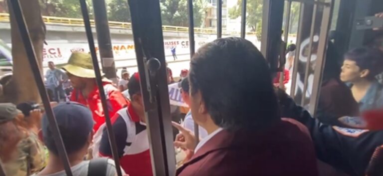 CNTE sitia sede de Morena; dejan encerrado a Mario Delgado