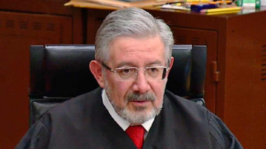 AMLO arremete contra ministro Luis María Aguilar, lo tacha de “violador de la Constitución”