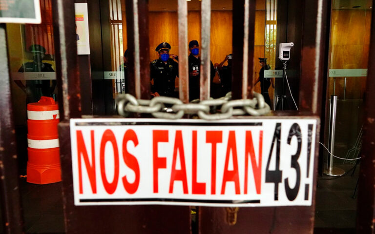 AMLO exculpa al Ejército de la desaparición, en reporte a padres de los 43 normalistas