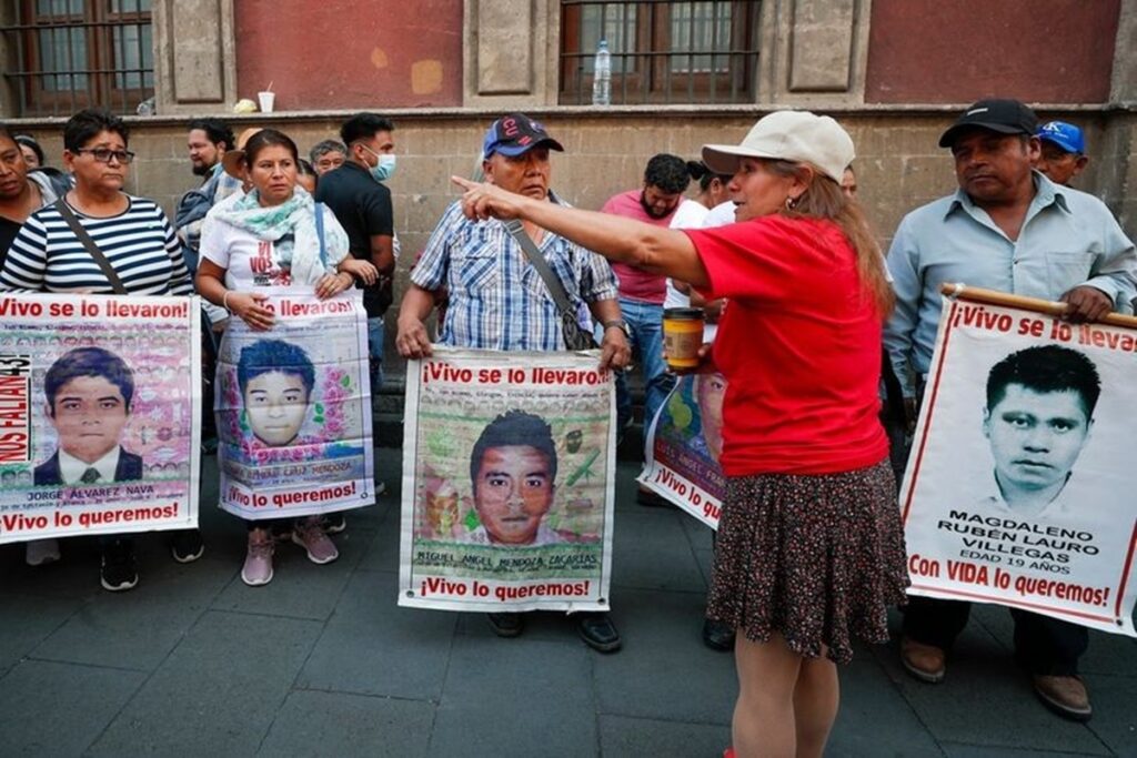 “En este país manda el Ejército”, dicen padres de los 43 de Ayotzinapa