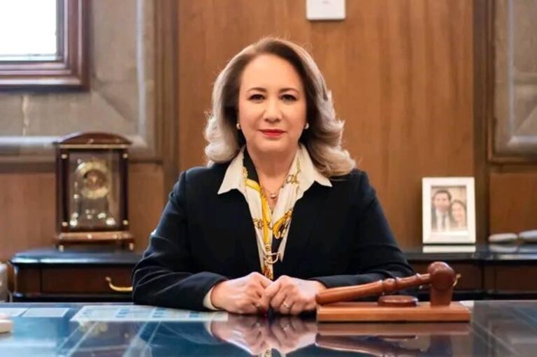 Tribunal federal ordena a la UNAM enterrar dictamen sobre plagio de la tesis de Yasmín Esquivel