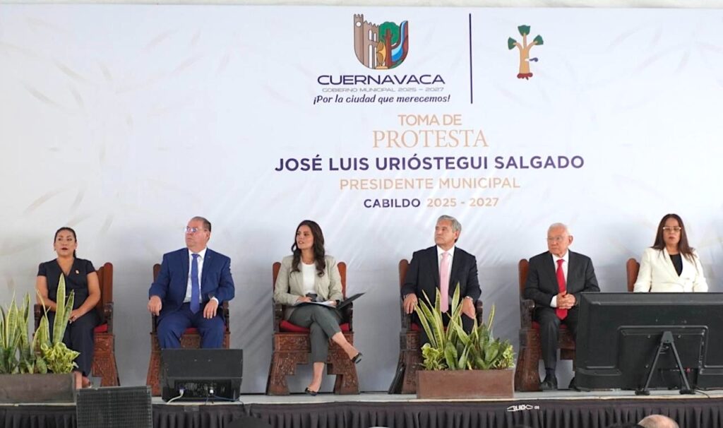 Autoridades municipales y estatales durante la ceremonia de toma de protesta de José Luis Urióstegui Salgado como presidente municipal de Cuernavaca y Paula Trade Hidalgo como síndica, en un evento realizado en la explanada del Palacio de Cortés para el inicio del periodo 2025-2027.