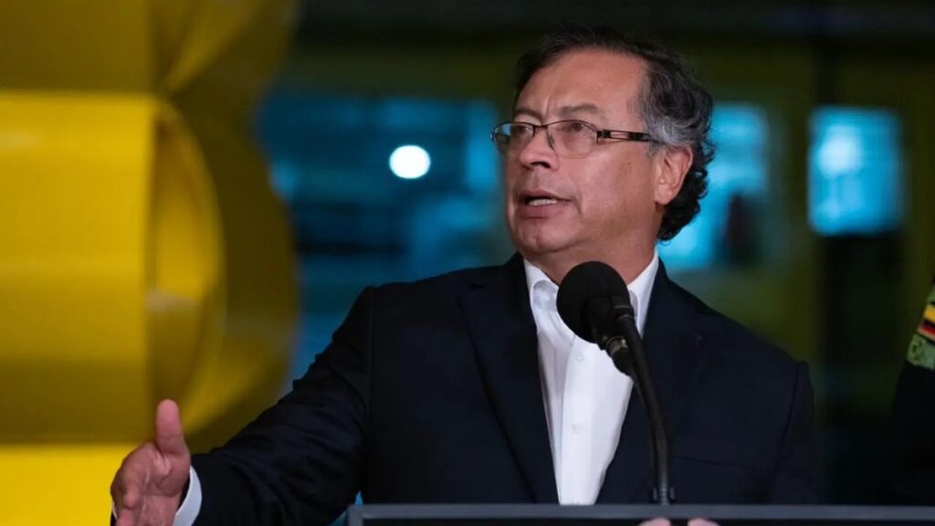 Exigen a Petro que reclame a Sheinbaum trato digno para migrantes