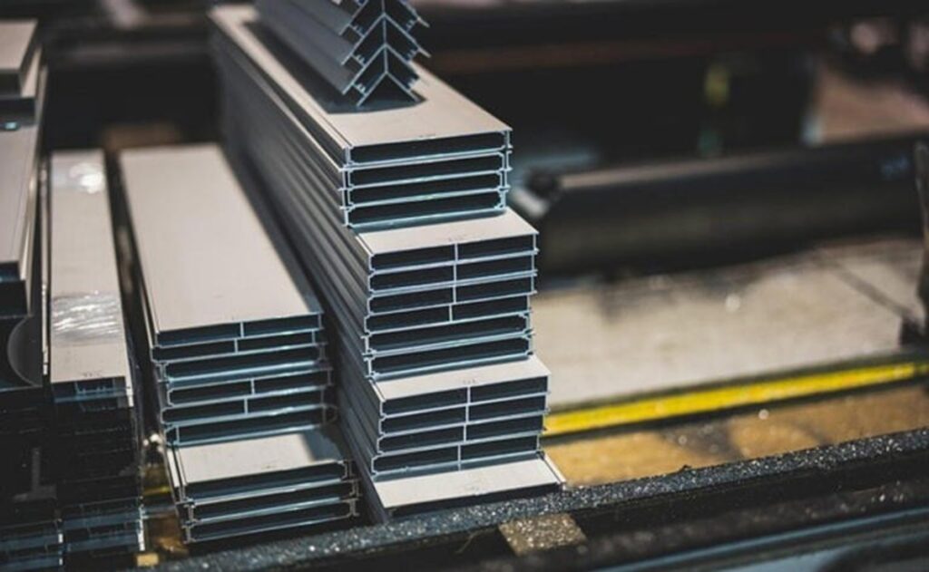 EU publica oficialmente aranceles de 25% a acero y aluminio