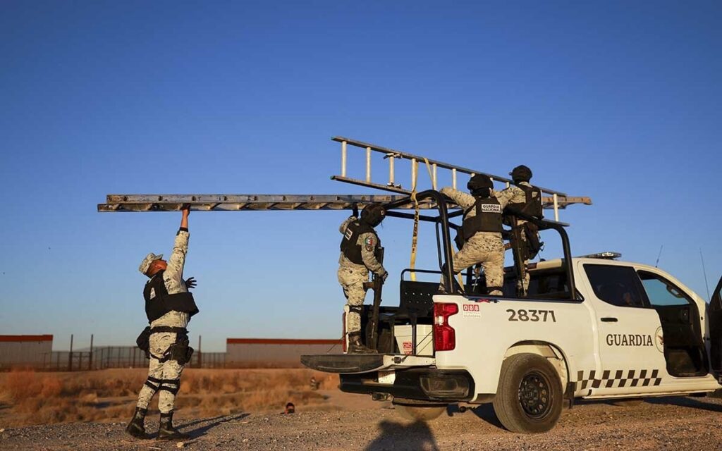 Guardia Nacional asegura escaleras presuntamente usadas para cruzar la frontera