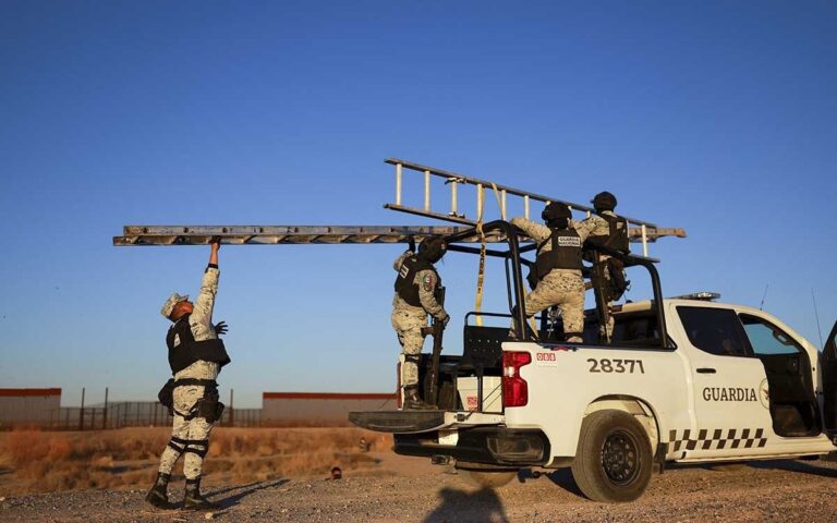 Guardia Nacional asegura escaleras presuntamente usadas para cruzar la frontera
