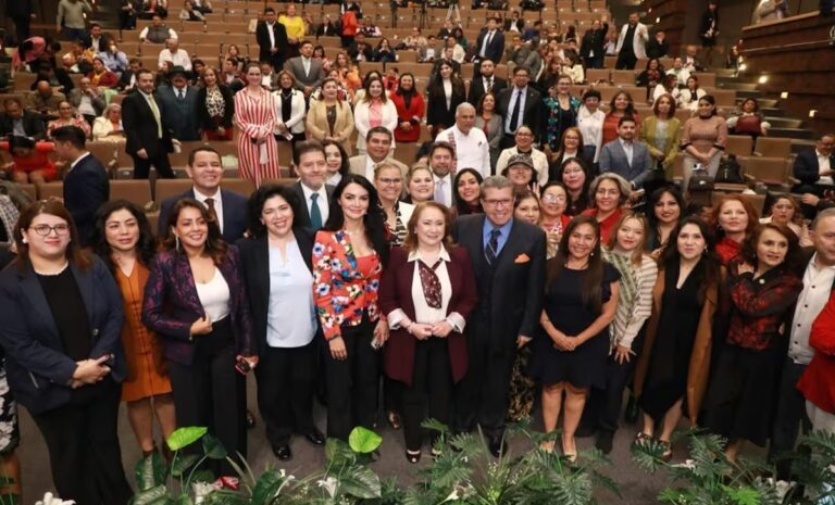 “Ministras del pueblo” van a San Lázaro y arremeten contra el Poder Judicial