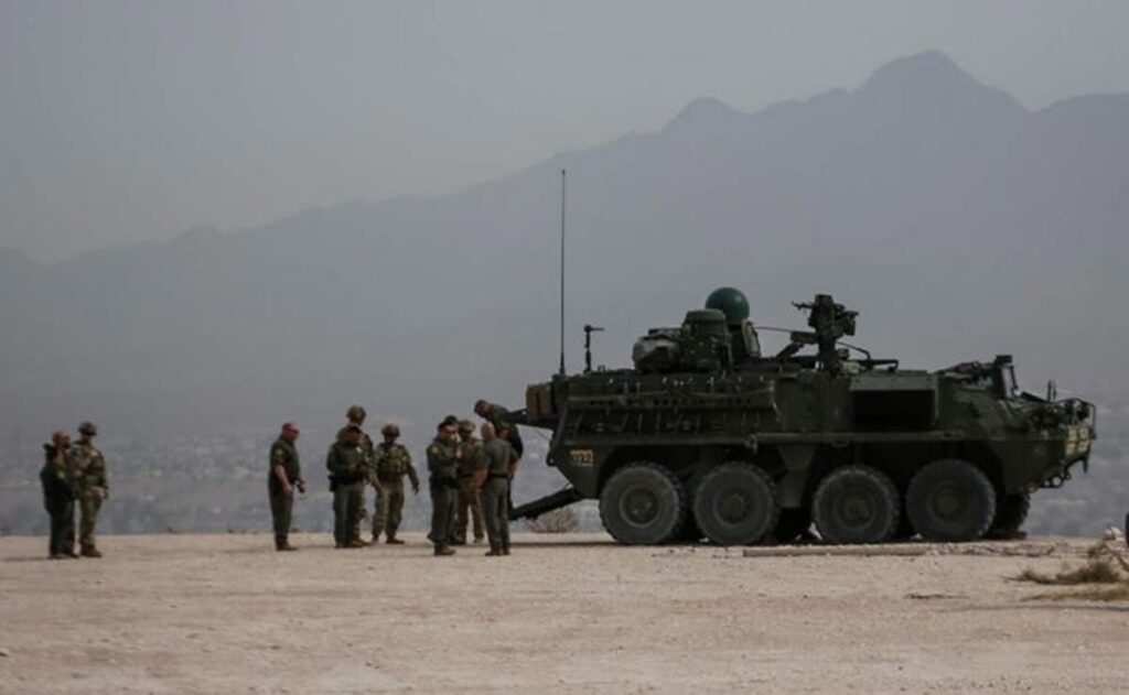 Despliegan tanqueta del ejército estadounidense en frontera de Ciudad Juárez y El Paso