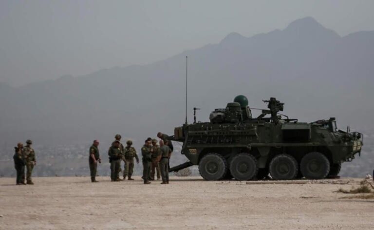 Despliegan tanqueta del ejército estadounidense en frontera de Ciudad Juárez y El Paso