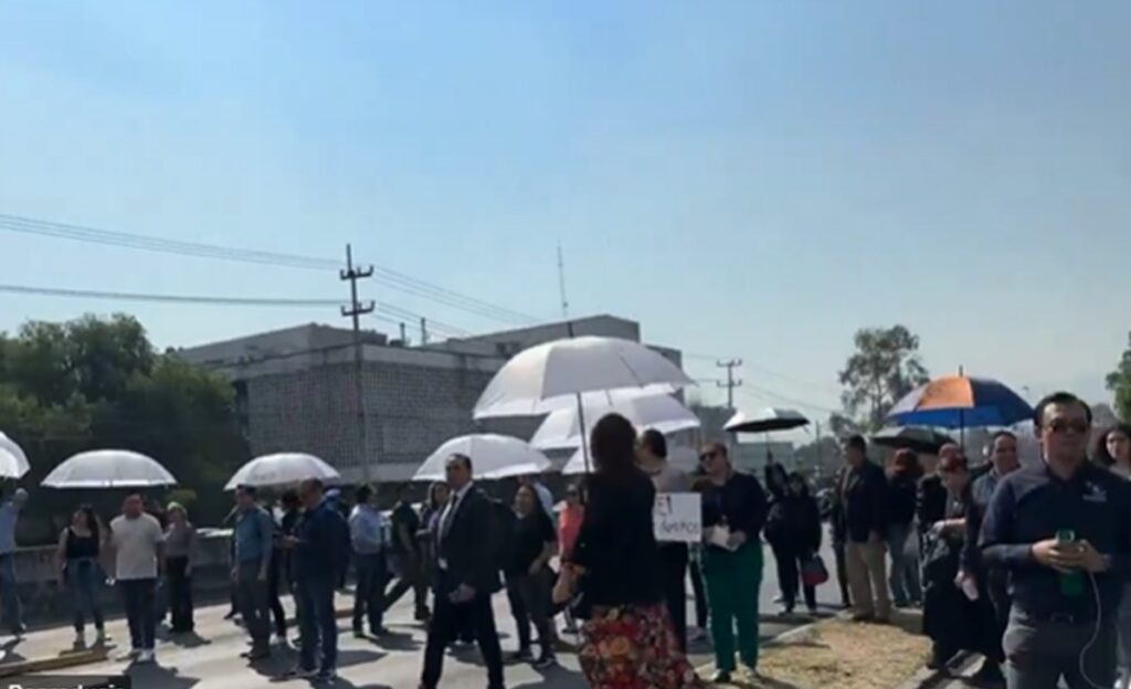 Trabajadores del INAI bloquean Insurgentes y cierran instalaciones en protesta