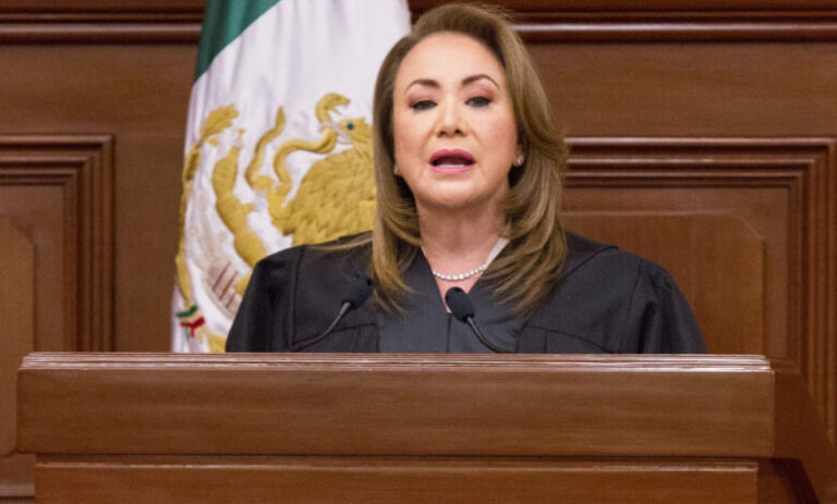 La SCJN probó por unanimidad—cuatro votos a favor—el proyecto elaborado por la ministra Yasmín Esquivel que valida el artículo 35.