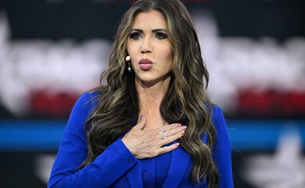 Kristi Noem acusa a Sheinbaum de “alentar” las manifestaciones violentas en Los Ángeles