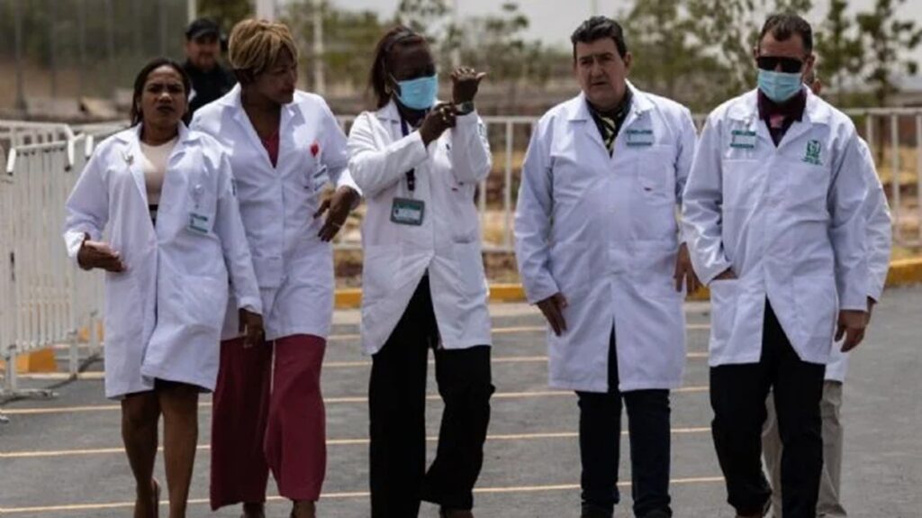 Mexicanos en riesgo de perder visa de EU por médicos cubanos