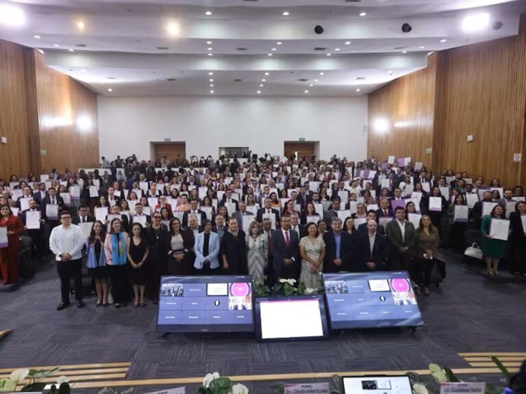 Magistrados de circuito y juzgados de distrito ganadores reciben constancia