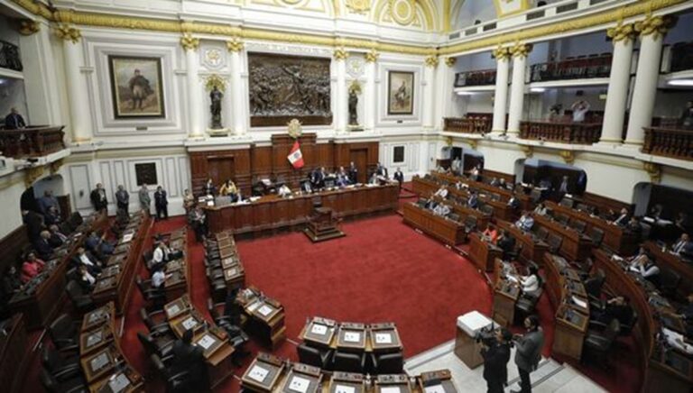 Congreso de Perú aprueba moción para declarar persona non grata a Claudia Sheinbaum