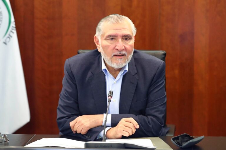 Detalla Adán Augusto información sobre sus ingresos y pago de impuestos ante el SAT