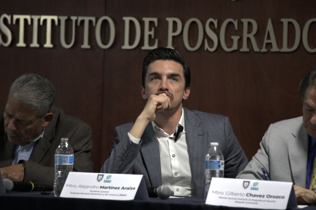 Alejandro Martínez Araiza, secretario general del SNAC, durante su participación en el panel sobre el T-MEC y el impacto de la inteligencia artificial en el ámbito laboral.