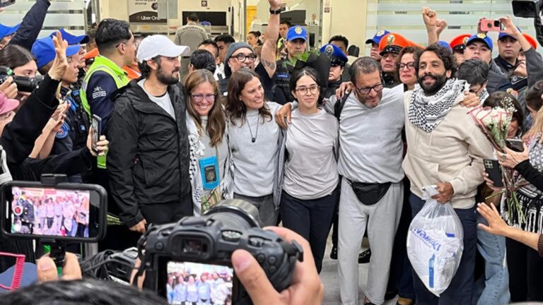 Aterrizan en la Cdmx los mexicanos de la Flotilla Global Sumud