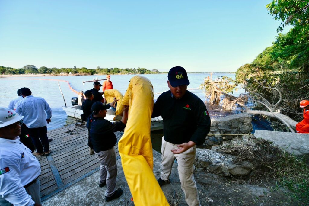 Despliega Pemex operativo para remediar daño ecológico en el río Pantepec, Veracruz