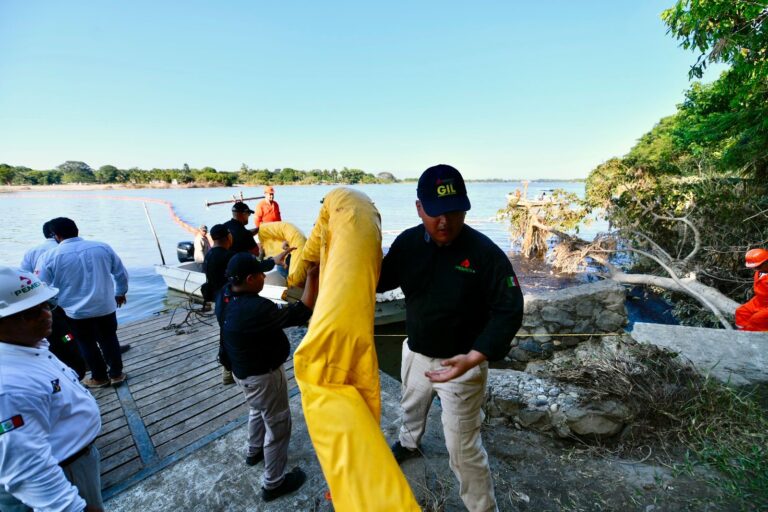 Despliega Pemex operativo para remediar daño ecológico en el río Pantepec, Veracruz