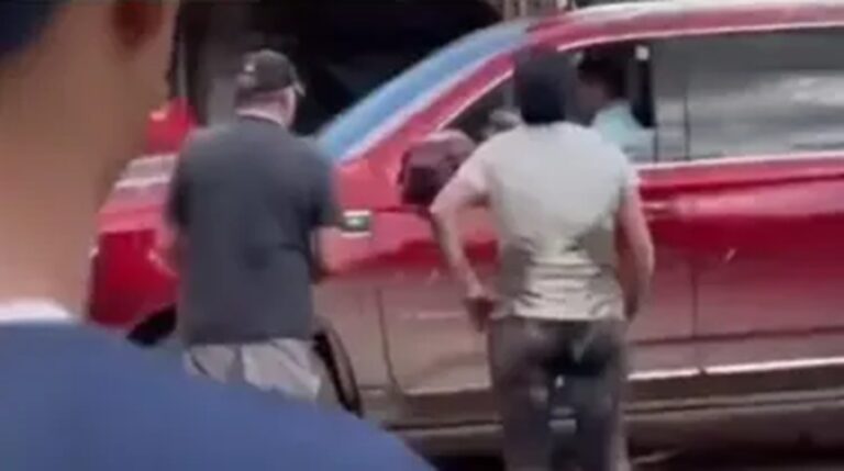 Políticos bajo la furia ciudadana tras las devastadoras inundaciones