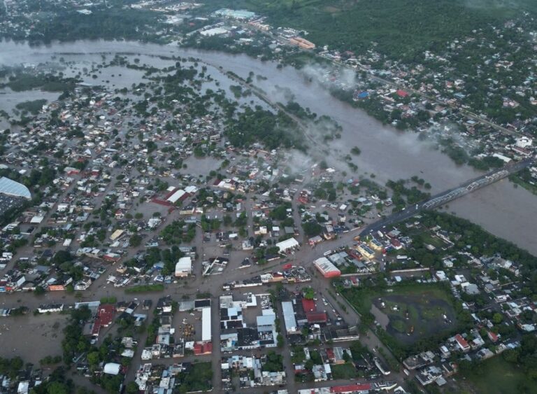 Suman 15 personas muertas y miles de familias damnificadas tras lluvias