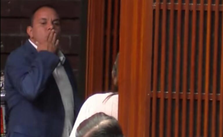 En pleno 25N, Cuauhtémoc Blanco "lanza" un beso a diputada del PT
